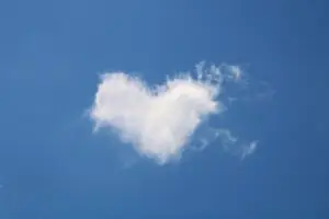 un coeur en nuage servant de comparaison avec l'envie de prendre soin de soi et de se développer personnellement