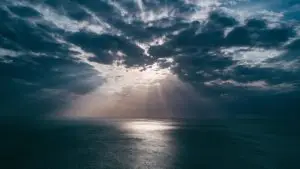 un ciel nuageux servant de comparaison au besoin de soutien psychologique lors de certaines épreuves